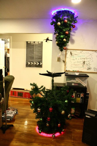Illustration for article titled Portal Christmas tree is absolutely genius